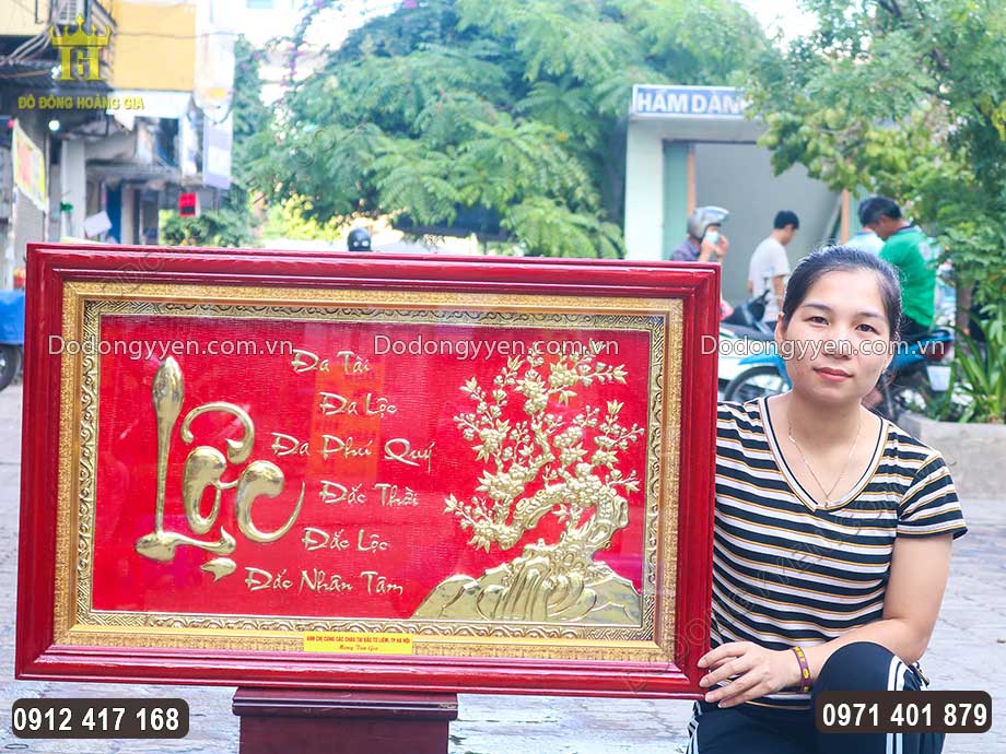 Tranh thường được treo tại kh&ocirc;ng gian ph&ograve;ng kh&aacute;ch, ph&ograve;ng thờ hay ph&ograve;ng l&agrave;m việc